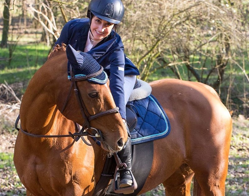 brunette rider equitazione - cavallo con filetto happymouth
